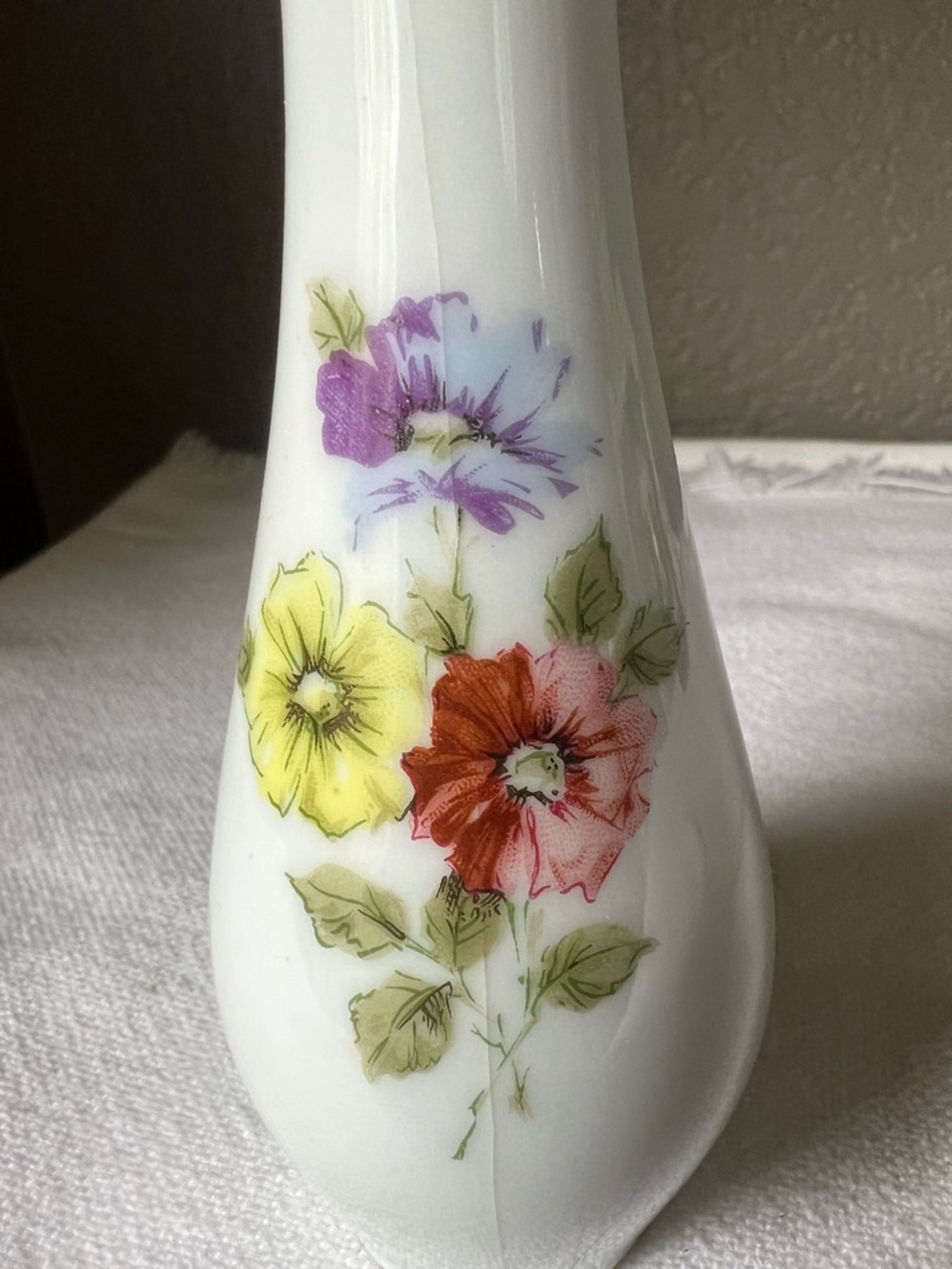 White Floral porcelain Bud Vase with Multicolor Flower Motif - Picture 8 of 9